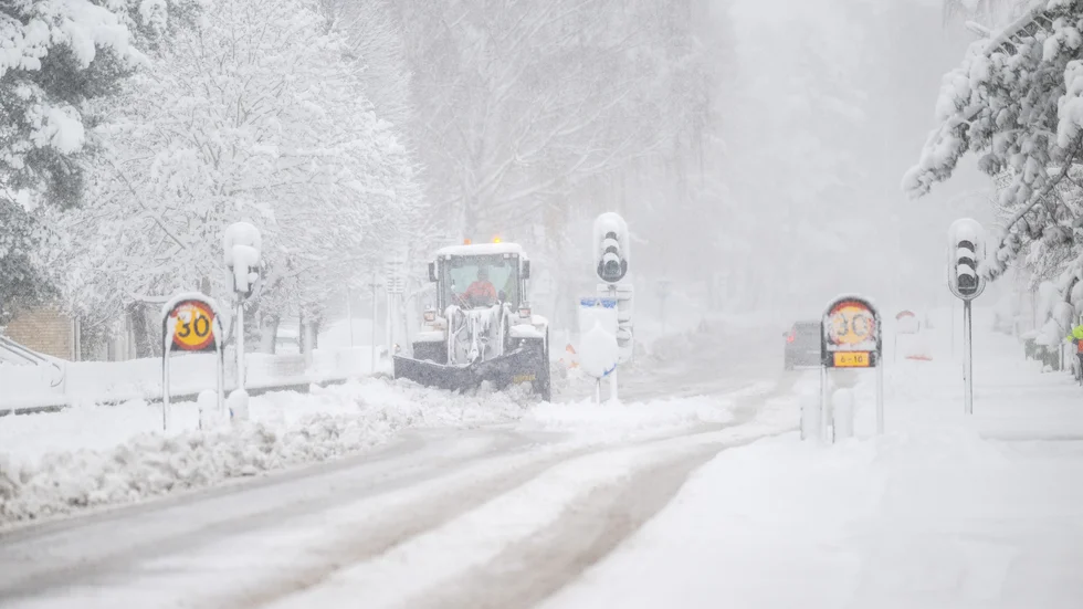 SMHI varnar för snöfall som kan ställa till problem i trafiken i dag. Arkivbild.