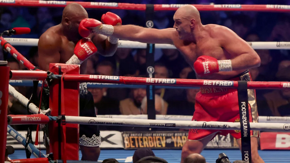 Tyson Fury, i röda byxor, besegrade Derek Chisora inför 60|000 åskådare i London.