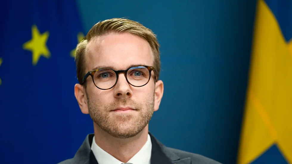 "Med ett väldigt snävt utrymme i budgeten med anledning av den tuffa ekonomiska situation vi befinner oss i så har regeringen valt att fokusera på att dämpa effekterna för hushållen i stort. Det är prioriteringen vi valt att göra", säger infrastrukturminister Andreas Carlson (KD) på frågan om regeringen diskuterar någon typ av riktad insats till dem som påverkas av de höjda färjepriserna. 