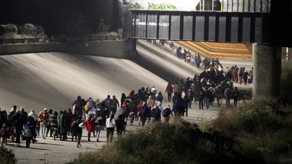 Migranter vid Rio Grande-floden på väg till gränsen till USA dagarna före jul. Högsta domstolen har nu beslutat att de covidrestriktioner som hindrar migranter ska kvarstå. Arkivbild.