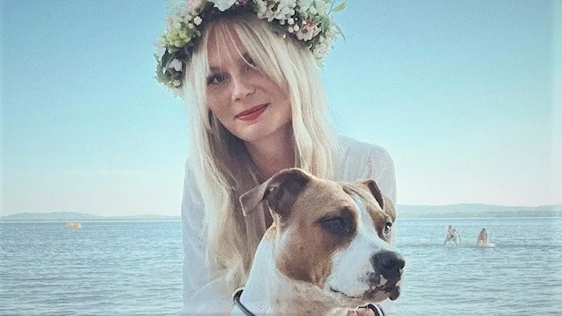 "Jag har ju hört att det finns varg här runt om i Heby. Men jag trodde aldrig att de skulle komma så nära en och vara så här närgångna som den här var", säger Emma Löfling, här med snart tvååriga amstaffen Norma.