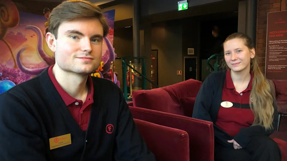 Fredrik Valsås och Jessica Persson på Filmstaden. Jessica säger att hon ”hittills inte sett någon som haft med sig något eget sedan det förbjöds”. 