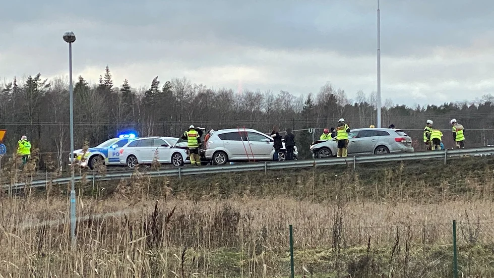 Tre bilar var inblandade i olyckan som inträffade strax efter 14.
