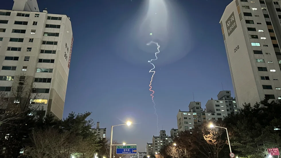 Ljusspår på himlen i sydkoreanska Goyang, sedan landet skjutit upp en raket på fredagen.