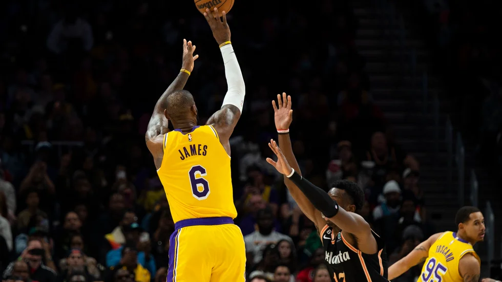 LeBron James sätter en trepoängare i matchen mot Atlanta Hawks på bortaplan.
