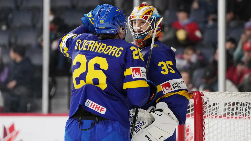 Juniorkronornas målvakt Carl Lindbom och lagkapten Victor Stjernborg.