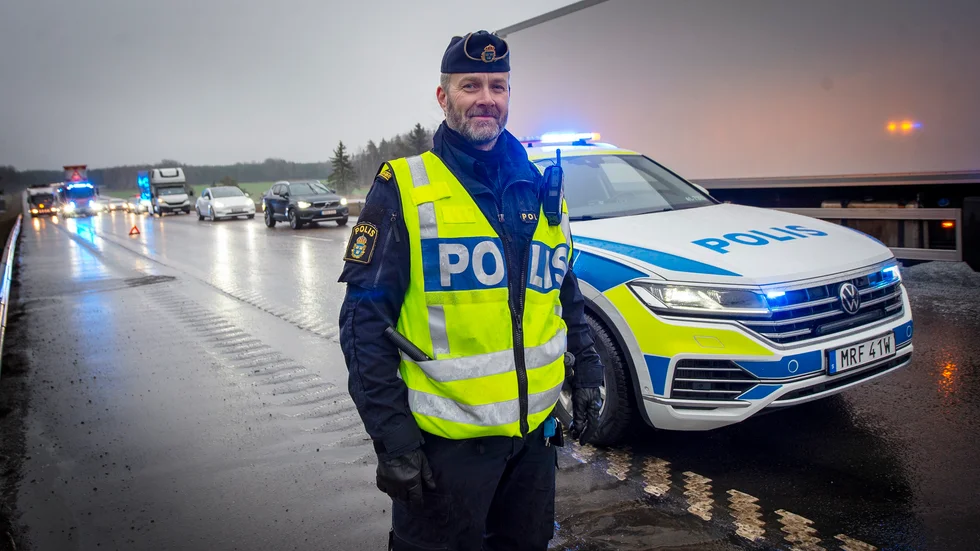 För att förebygga fler skador och dödsfall ställs polisbilen, med blåljusen påslagna, på samma sida av vägen som olyckan. "Därefter måste poliserna rusa ut i vägbanan för att lugna ned trafiken", berättar David Lindhe, tillförordnad gruppchef trafikpolisen region öst.