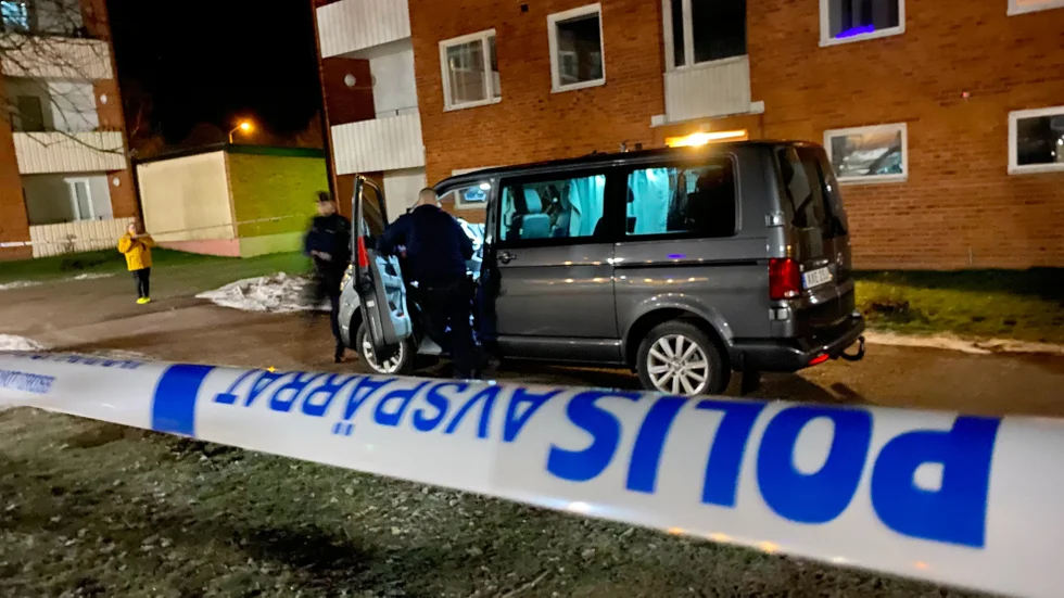 En polis skadades i huvudet och en polis avlossade skott med sitt tjänstevapen vid ett ingripande i Storebro sent på kvällen innan julafton. Den skottskadade mannen avled senare på sjukhus till följd av skadorna. 