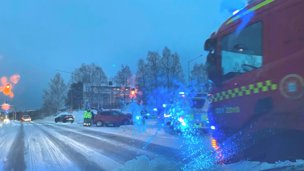Två bilar var med om en kollision på Svartövägen under tisdagseftermiddagen.