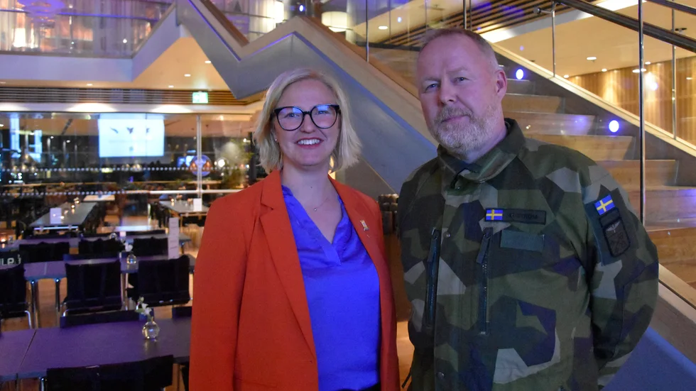 Carina Sammeli, kommunalråd Luleå och Carl-Fredrik Edström, chef F21 i Luleå. "Personalen är fundamentet. Vi måste kunna bibehålla de vi har", säger Carl-Fredrik Edström.