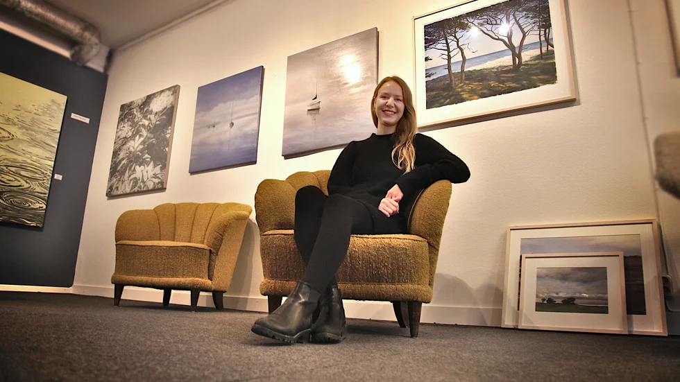 Karin Johansson visade nyligen sina målningar i Paris. Nu hänger de på väggen hos Galleri Wisby.