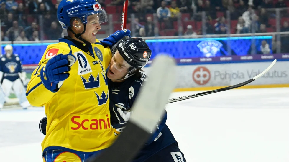 Max Friberg i kamp med Finlands Juuso Riikola i avslutningsmatchen i Karjalaturneringen.