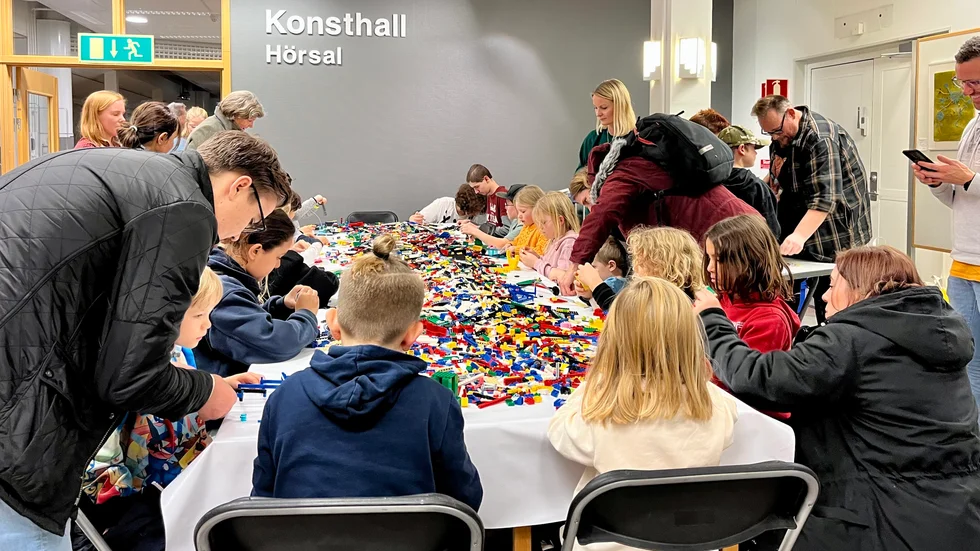 Jenny Wistbacka och Jimmy Holmberg från Lego Masters Sverige byggde lego tillsammans med barnen på Kulturhuset Ängeln under kvällen. Många var på plats och evenemanget var uppskattat. "Kultur skapar en naturlig mötesplats", säger Jenny. 