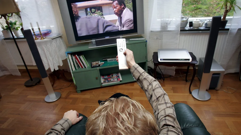 "Tvingas jag att inhandla en så kallad platt-tv så jag kan fortsätta att ta del av vanliga nationella och internationella nyheter på morgonen?". skriver insändarskribenten.