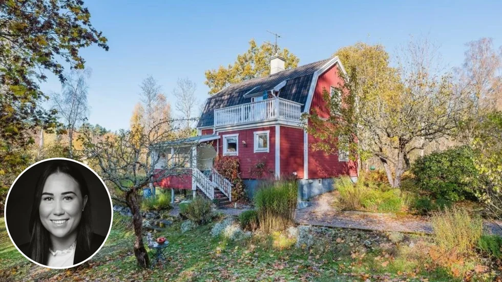 Det är stort intresse för det röda huset i Hälleforsnäs. Men visst märks det att marknaden lugnat ned sig, säger mäklaren Hannah Breslin. 