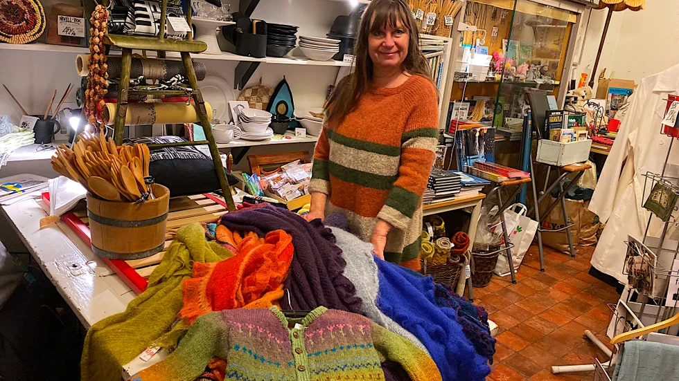 Linda Moberg som driver kulturbutiken Popsi på Knäppingsborgsgatan tycker att valet av årets julklapp, ett hemstickat plagg, som sjalar och tröjor, är alldeles utmärkt. 