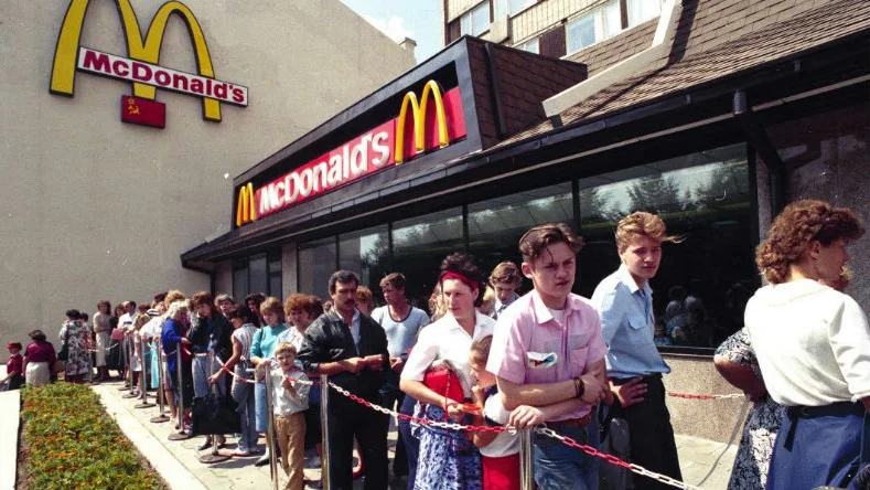 burgarkö. 1991 var kön lång till den första McDoinalds-restaurangen i Moskva. Nu är McDonalds en symbol för konspirationen mot ryssarna.