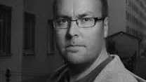 Författaren och journalisten Victor Estby, Årsta, skriver dagsverser i NSD.