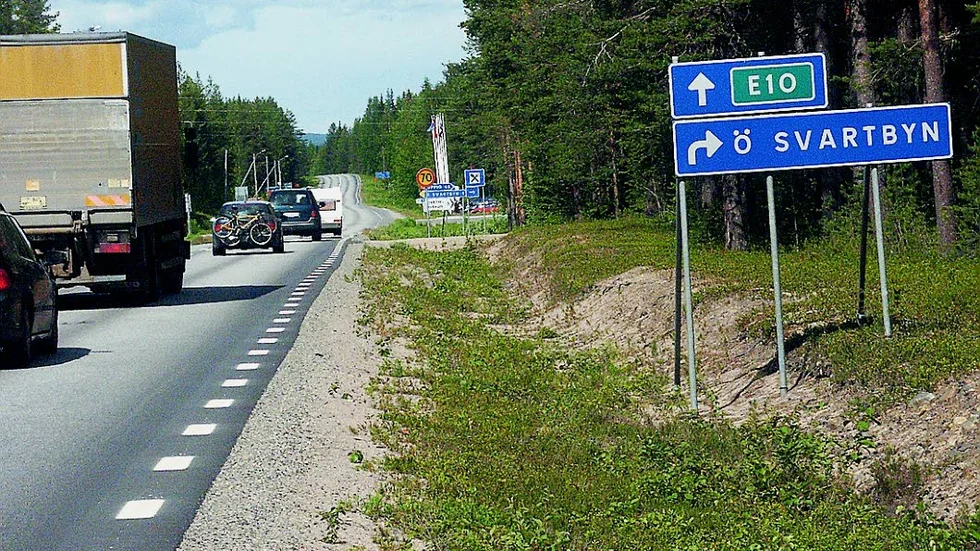 Smal väg. Tungt trafikerade E 10 är hårt olycksdrabbad.