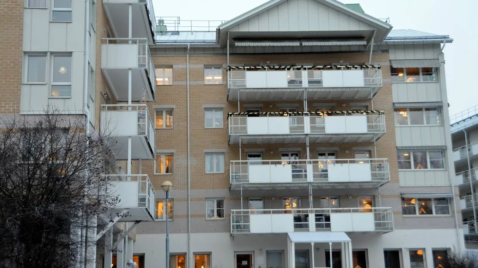 DÖDSOLYCKA. För en vecka dödstörtade en äldre man efter attha öppnat ett fönster och fallit ned på marken. I Piteå inträffade en liknande händelse, där nu socialnämnden friats från ansvar av IVO, institutionen för vård och omsorg.