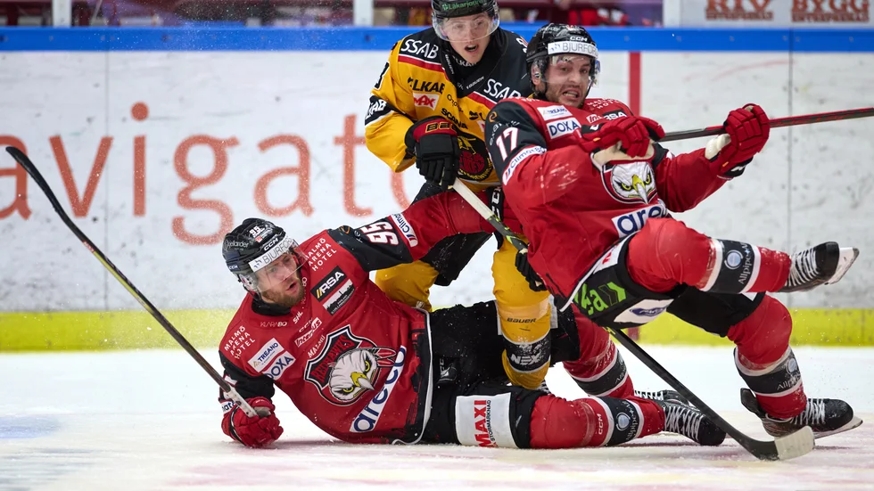 Malmö Carl Persson och Pathrik Westerholm i kamp med Luleås Jesper Sellgren. Luleå vann med 3–0 mot SHL-jumbon Malmö.