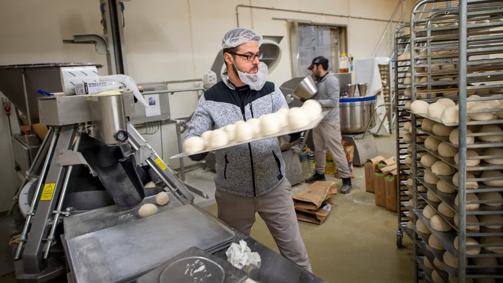 Varje dag används tre till fyra ton pizzadeg i fabriken. Mohammed Shamselddin är en av dem som blandar till ingredienserna.
