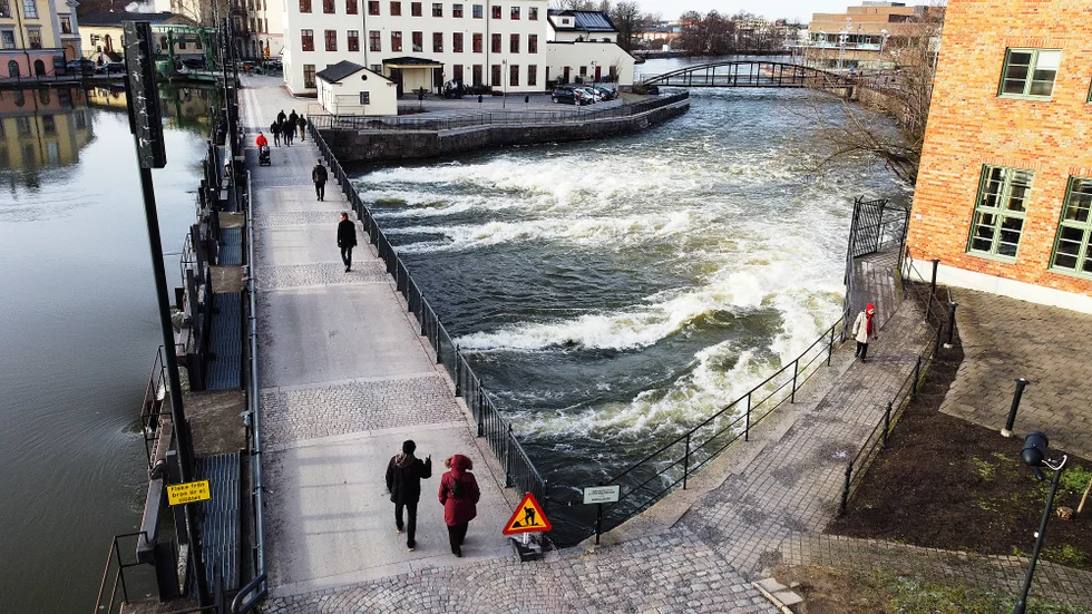 Här forsar vattnet fram vid Dammbron.