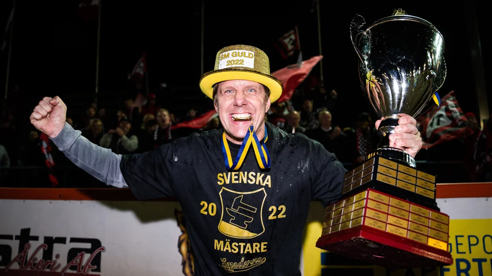 Lagledaren Jerker Eriksson jublar över ännu ett SM-guld efter att hans Smederna vunnit den avgörande finalen mot Lejonen i Gislaved.
