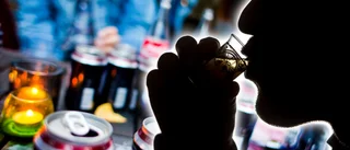 Fest urartade efter att musiken tystnade – man skallade in i väggen och slet ung kvinna i håret • Döms för misshandel