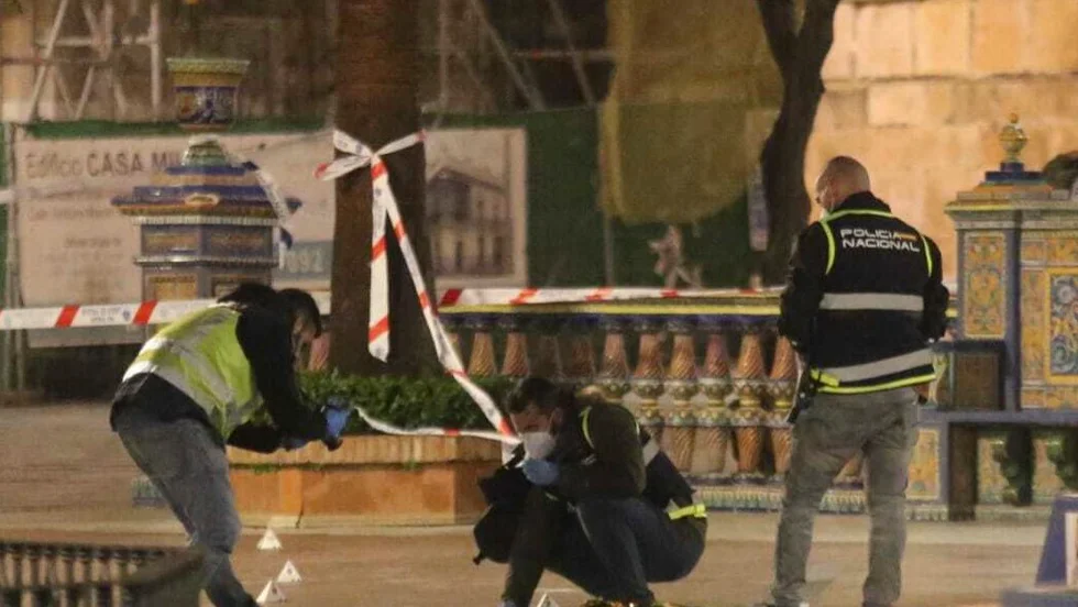 Polis på plats utanför den kyrka i Cádiz där en man anföll flera personer med en machete.
