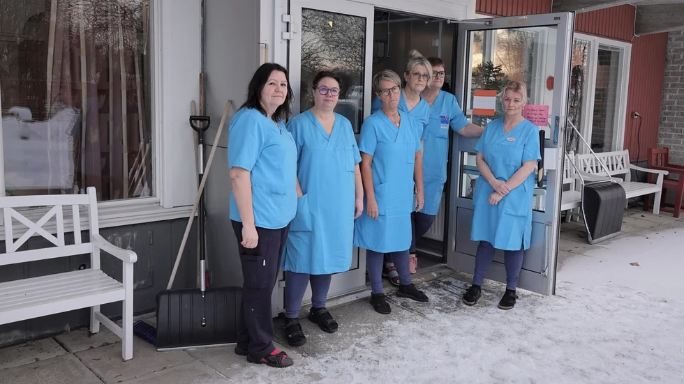 Annika Lindbäck, Monica Lundström, Ingela Jonsson, Annica Lidström, Anna-Lena Lindkvist och Nina Sandkvist jobbar på äldreboendet Munkberga. De är kritiska till att kommunen avskaffar två semesterperioder som ger de anställda två semesterveckor i juli månad. Man befarar att det nya konceptet kan innebära semester i juni eller augusti.