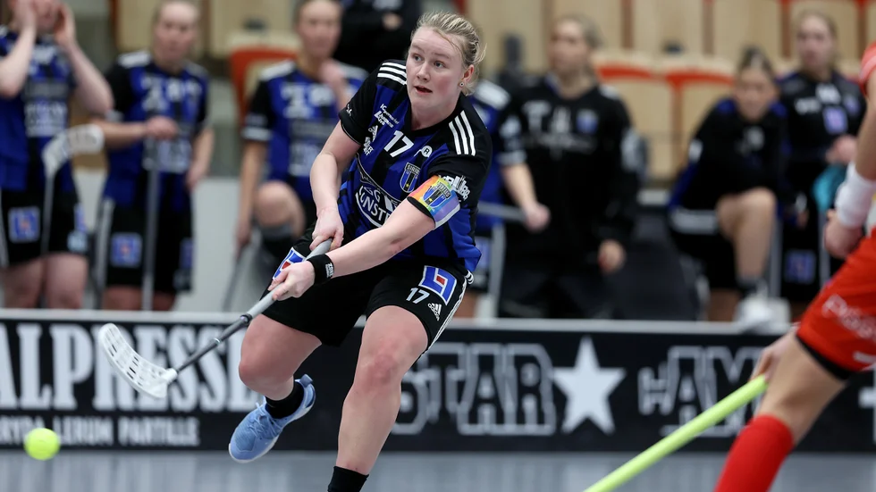 Klara Molin laddar för skott mot Pixbo. Inga mål från hennes klubba den här dagen. Sirius föll "hederssamt" mot topplaget från Göteborg.