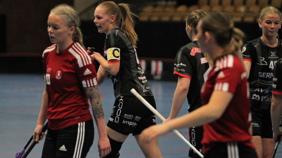 Lagkaptenen Astrid Andersson och hennes lagkamrater åkte på pumpen mot Libk U. Hemmalaget vann med 12-3.