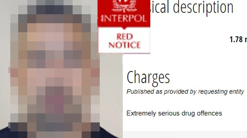 Mannen som kallas Räven är efterlyst av Interpol, misstänkt för grovt narkotikabrott.