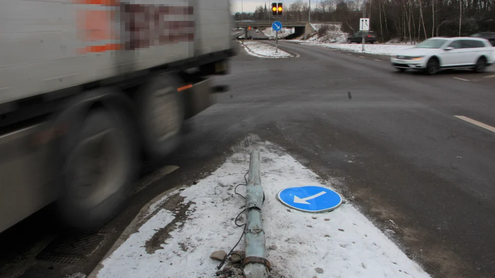 Trafikljuset blev överkört av lastbil under fredagen, dock ej fordonen på bilden.