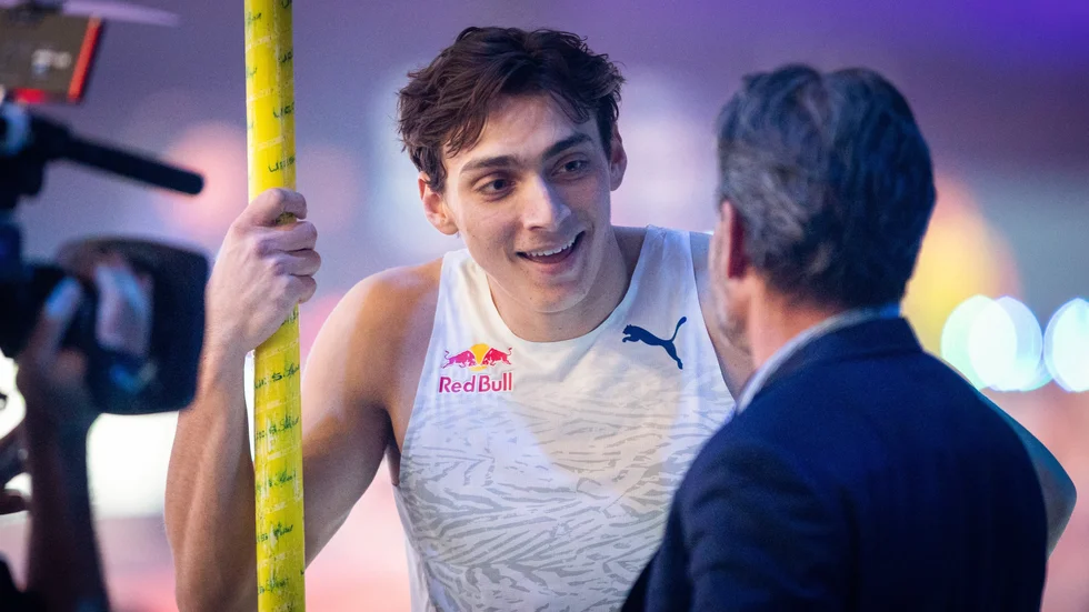 Armand "Mondo" Duplantis pratar med sin pappa Greg under tävlingen i IFU Arena.