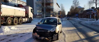 Två bilar krockade i centrala Piteå