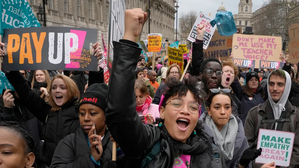 Strejkande demonstranter i London på onsdagen. Runt en halv miljon britter rapporteras ha deltagit i onsdagens endagsstrejk.