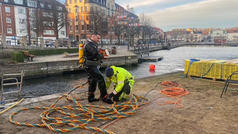 Dykaren Kaja Sukru får hjälp efter dykningen av kollegan Filip Lysell.