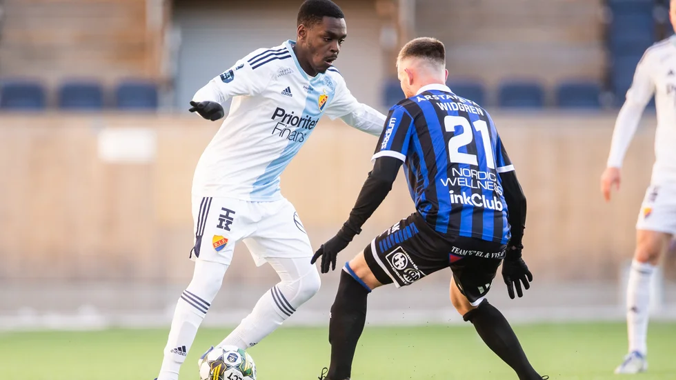Dennis Widgren i duell mot Joel Asoro. 