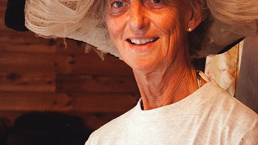 Elisabeth von Stockenström iklädd en av svärmor Annas kreationer från tiden som hovfröken hos prinsessan Marie gift med prins Wilhelm.
