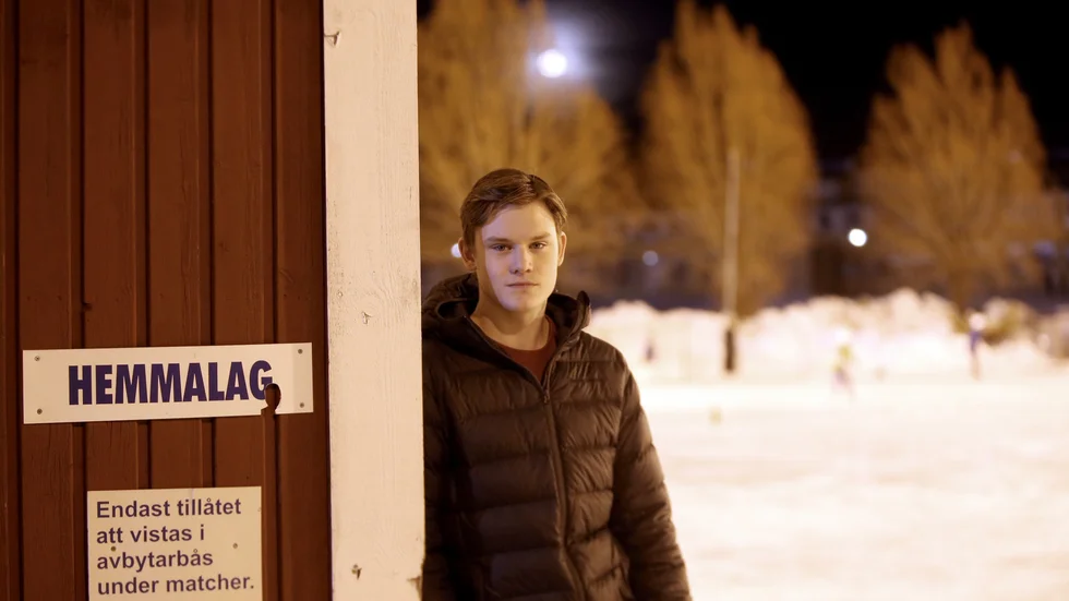Linus Åkerlund på plats på Börjes arena, där han spelar division 1-bandy med Åtvidabergs BK. På senare tid har det blivit alltmer spel på högre nivå, i elitserien med IFK Motala.