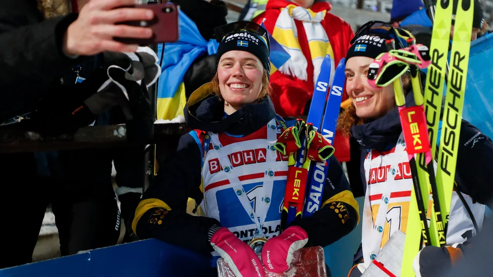 Elvira Öberg och Hanna Öberg inleder VM med mixstafett under onsdagen.