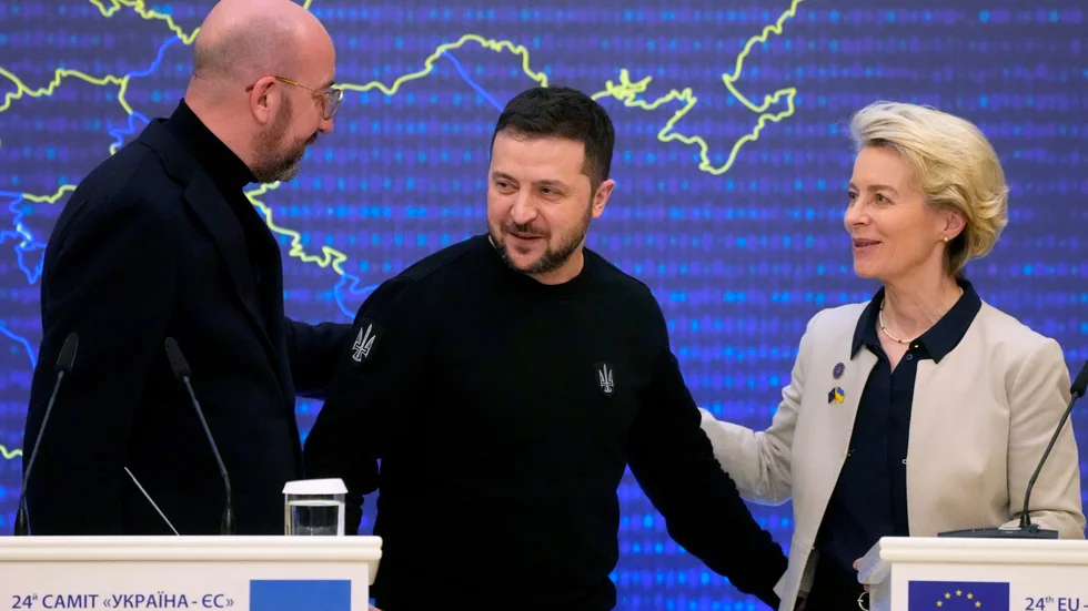 EU:s rådsordförande Charles Michel, Ukrainas president Volodymyr Zelenskyj och EU-kommissionens ordförande Ursula von der Leyen på presskonferensen efter toppmötet i Kiev.