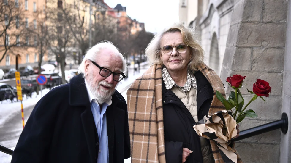 Jan Malmsjö och Marie Göranzon anländer till Lasse Lönndahls begravning i S:t Matteus kyrka I Stockholm.