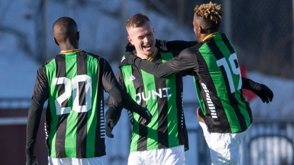 Ahl Holmström firar debutmålet i Gais. 