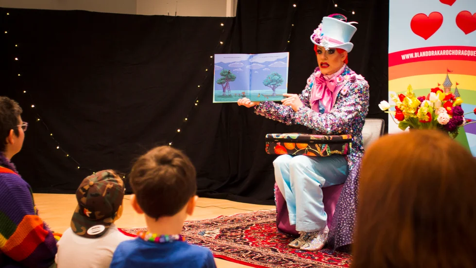 Teatersällskapet "Bland drakar och dragqueens" är jättepopulärt, och blev inte mindre eftertraktat för att politiker velat inskränka möjligheten för bibliotek att boka dem för sagostunder. Härom veckan gästade drag-drottningen Björta Katrineholms bibliotek för att läsa sagor för barn. Det blev publiksuccé.
