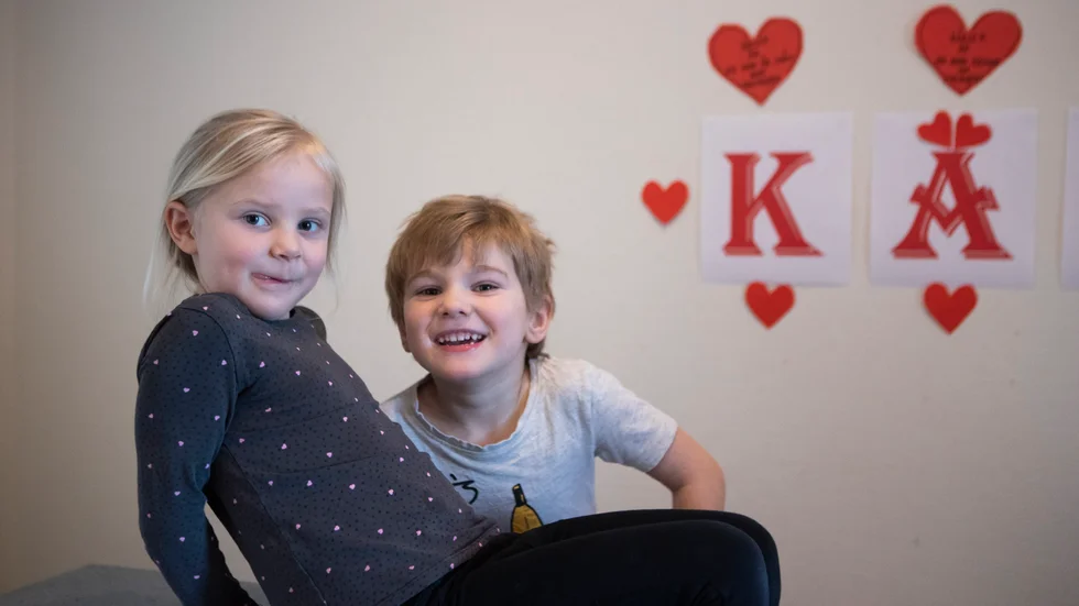 På frågan om varför kärlek är viktigt svarar Selma Agerberg och Ludwig Rosén "Det är ganska viktigt, för då kan man gifta sig med någon".