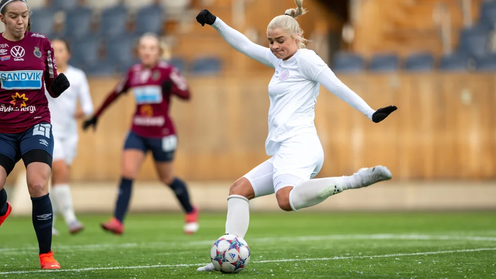 Klara Folkesson gjorde sitt första mål i sin nya klubb i Uppsalas träningsmatch mot Örebro.