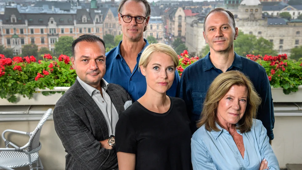 I TV-serien Draknästet presenterar deltagarna sin affärsidé och söker investering från "drakarna", en grupp framgångsrika entrepenörer och investerare.